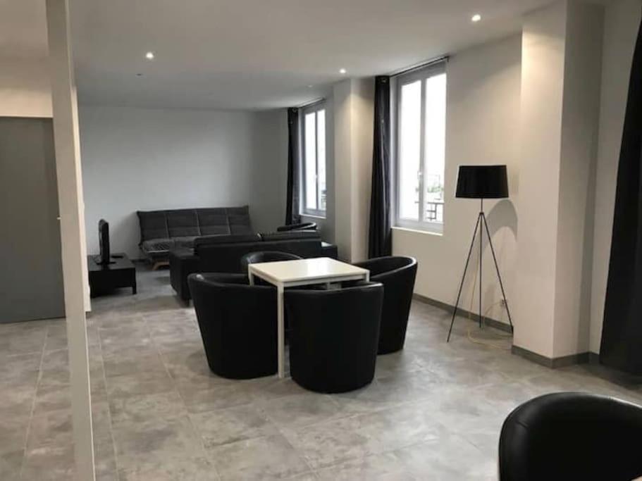 Appartement 10 Pers Face Gare Sncf Appart Hotel Le Cygne A Bourges Dış mekan fotoğraf